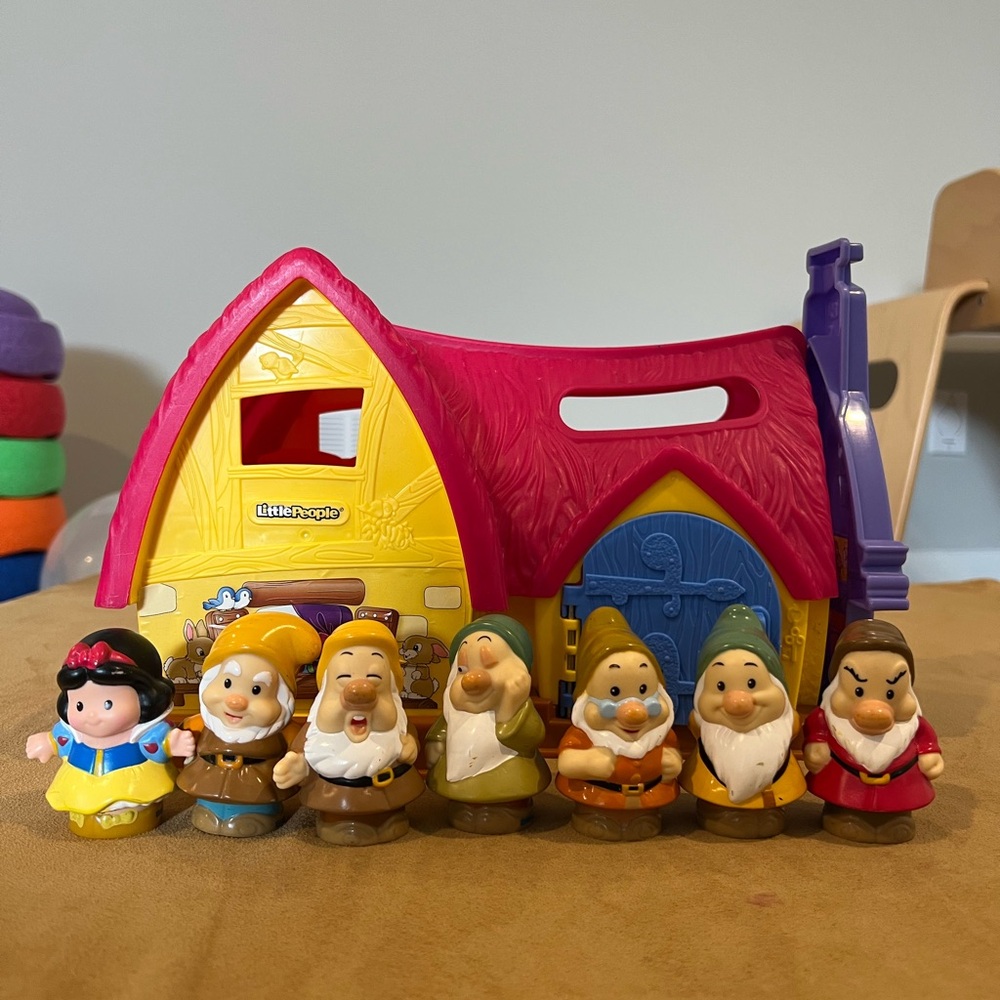 Little People Snow White Cottage Playset with 6 Dwarves